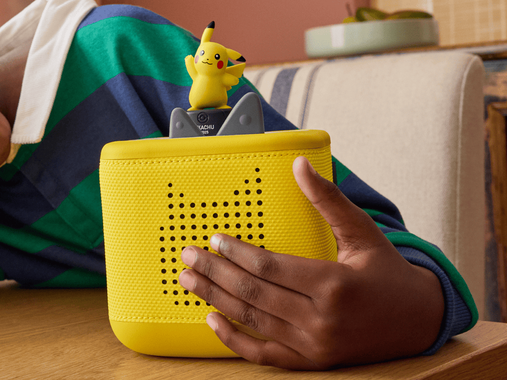 child holding the Poke?mon Pikachu Tonie and a toniebox 2