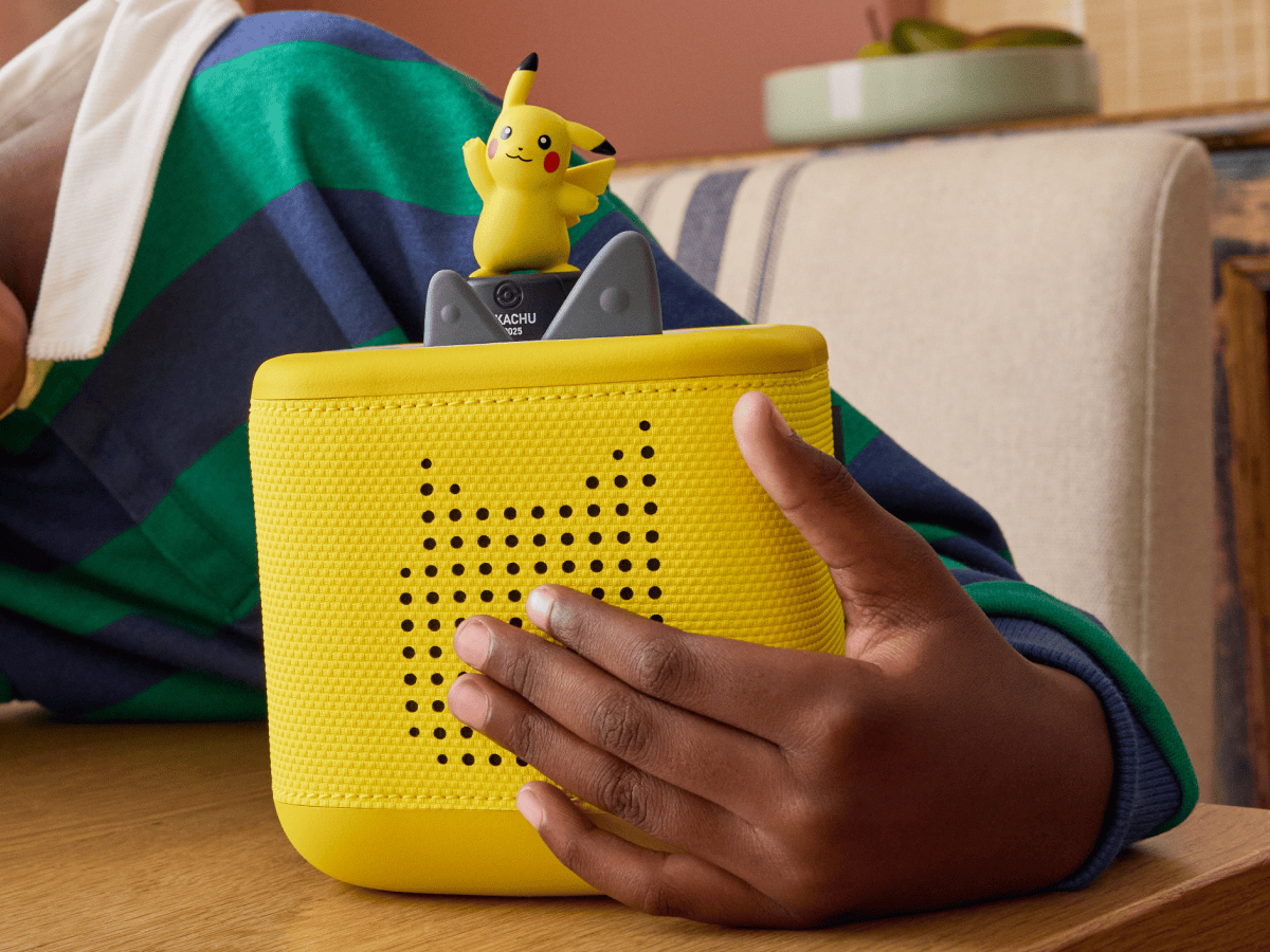 child holding the Poke?mon Pikachu Tonie and a toniebox 2
